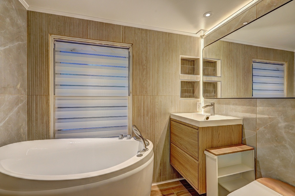3497 Bathroom 1-1.jpg